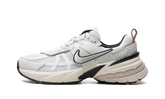 V2K Run WMNS"Pure Platinum/ Chrome" FN6703 002